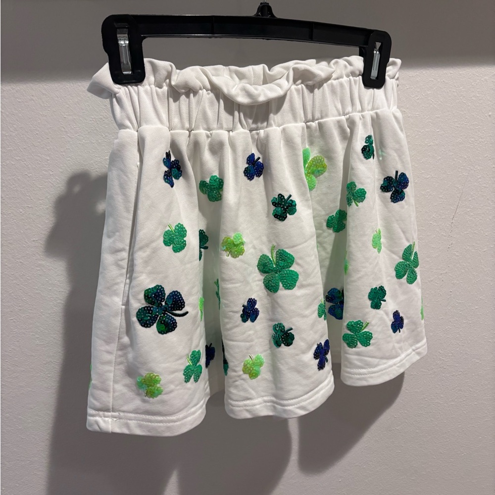 QOS White scattered four leaf clover skirt/skort
